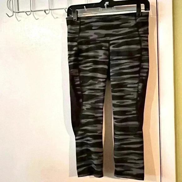 Old Navy Workout Capris Pants Size Medium - Picture 1 of 3